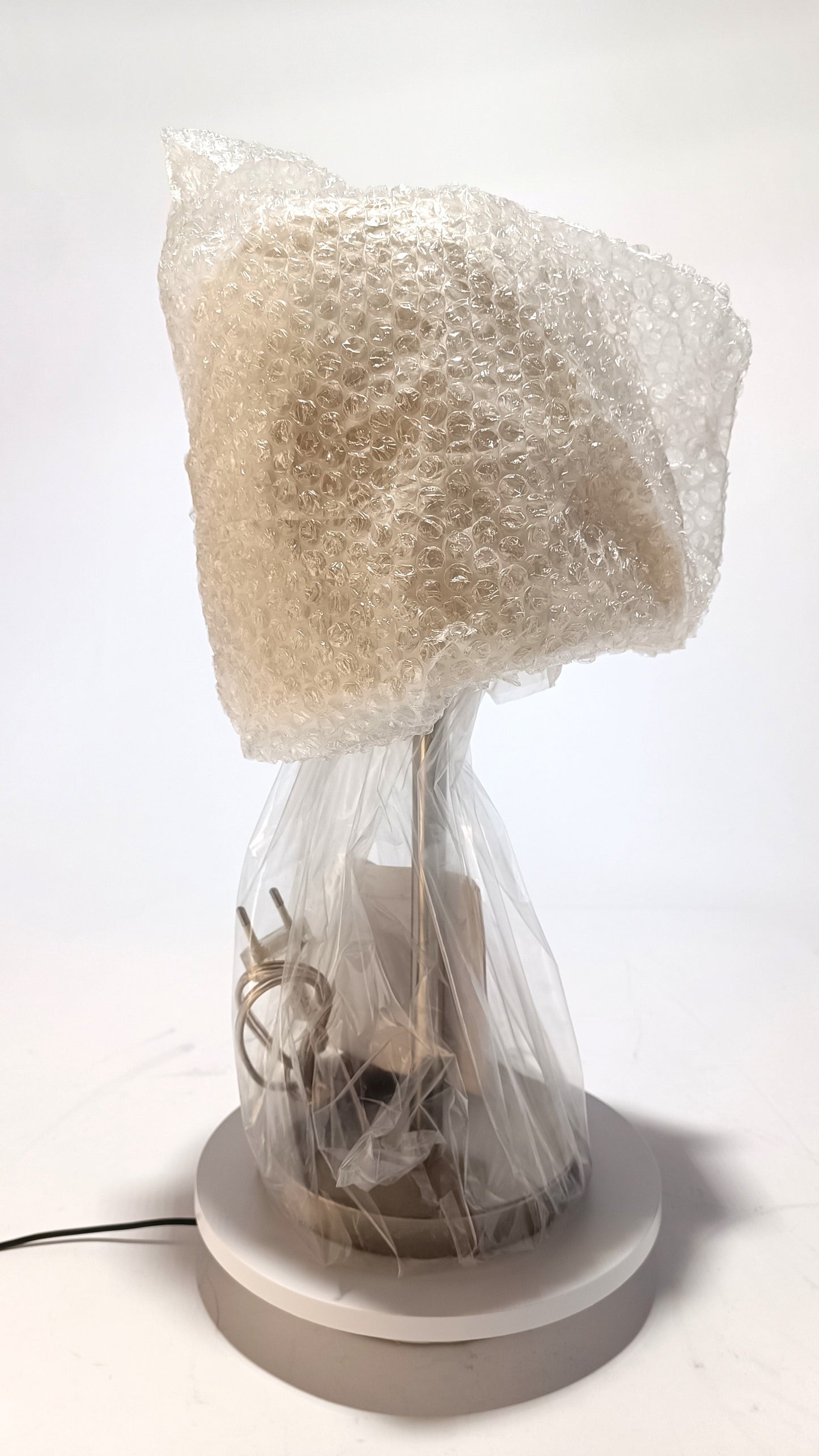 Lámpara de mesa con pantalla de cristal.