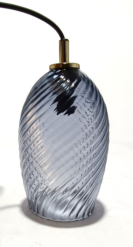 Lámpara colgante con 3 cúpulas de cristal y acabado metálico dorado