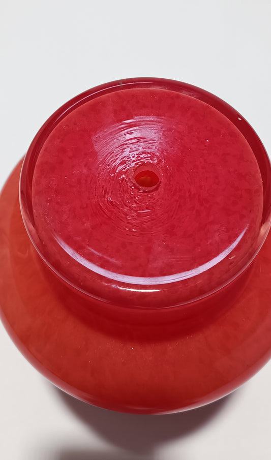 Vidrio perforado para suspensión de techo en cristal rojo ondulado.