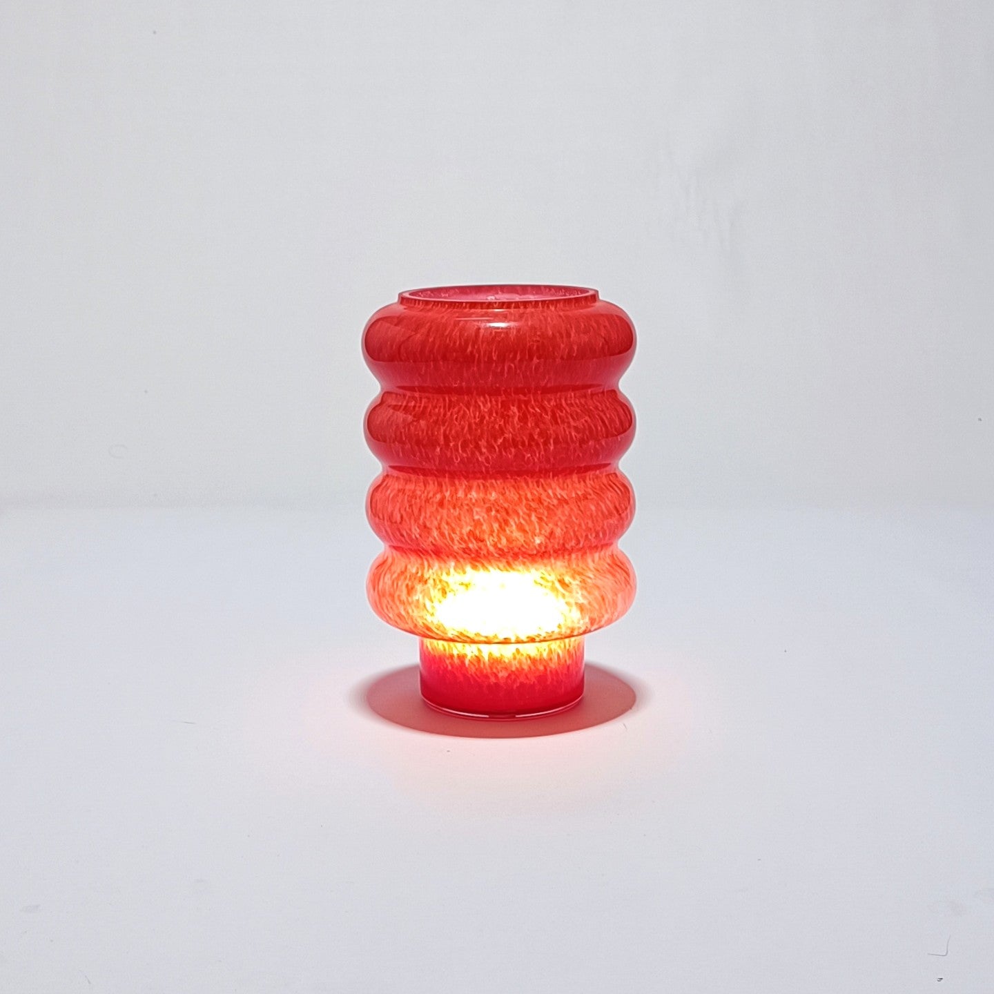 Vidrio perforado para suspensión de techo en cristal rojo ondulado.