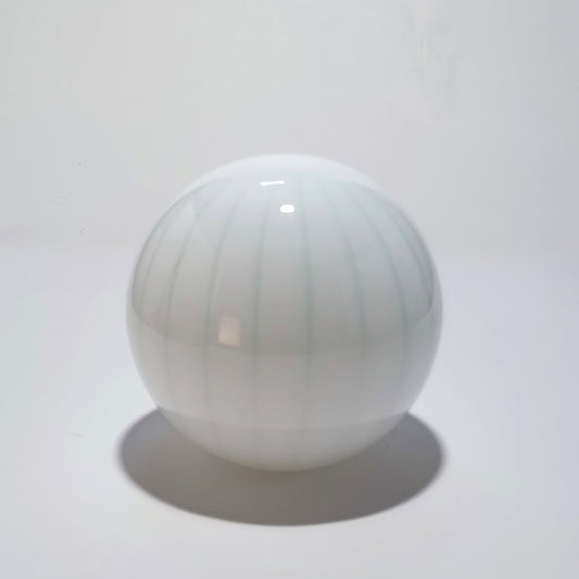 Lámpara de mesa inalámbrica de vidrio soplado — Azul claro con rayos | Ø 25 cm