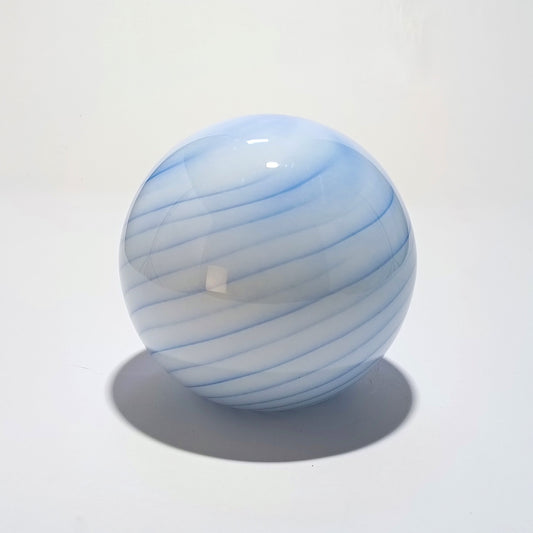 Lámpara de mesa inalámbrica de cristal opalino con espiral azul — Ø 25 cm