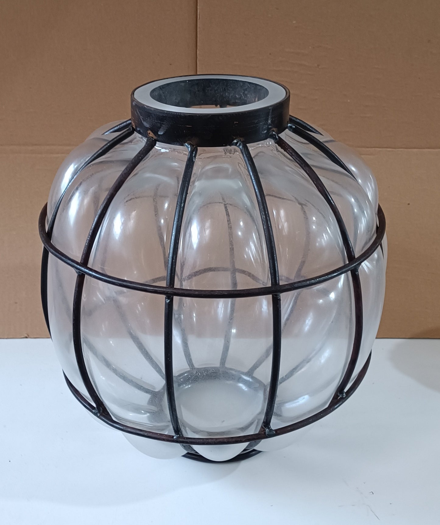 Linterna de hierro y vidrio