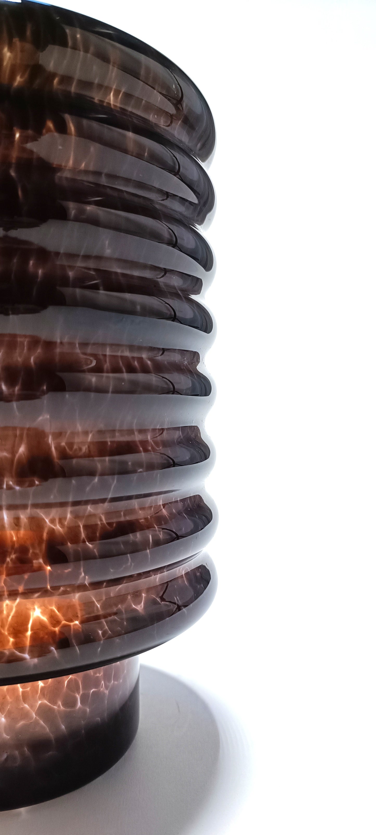 Detalhe lateral iluminado do vidro ondulado preto para suspensão de teto