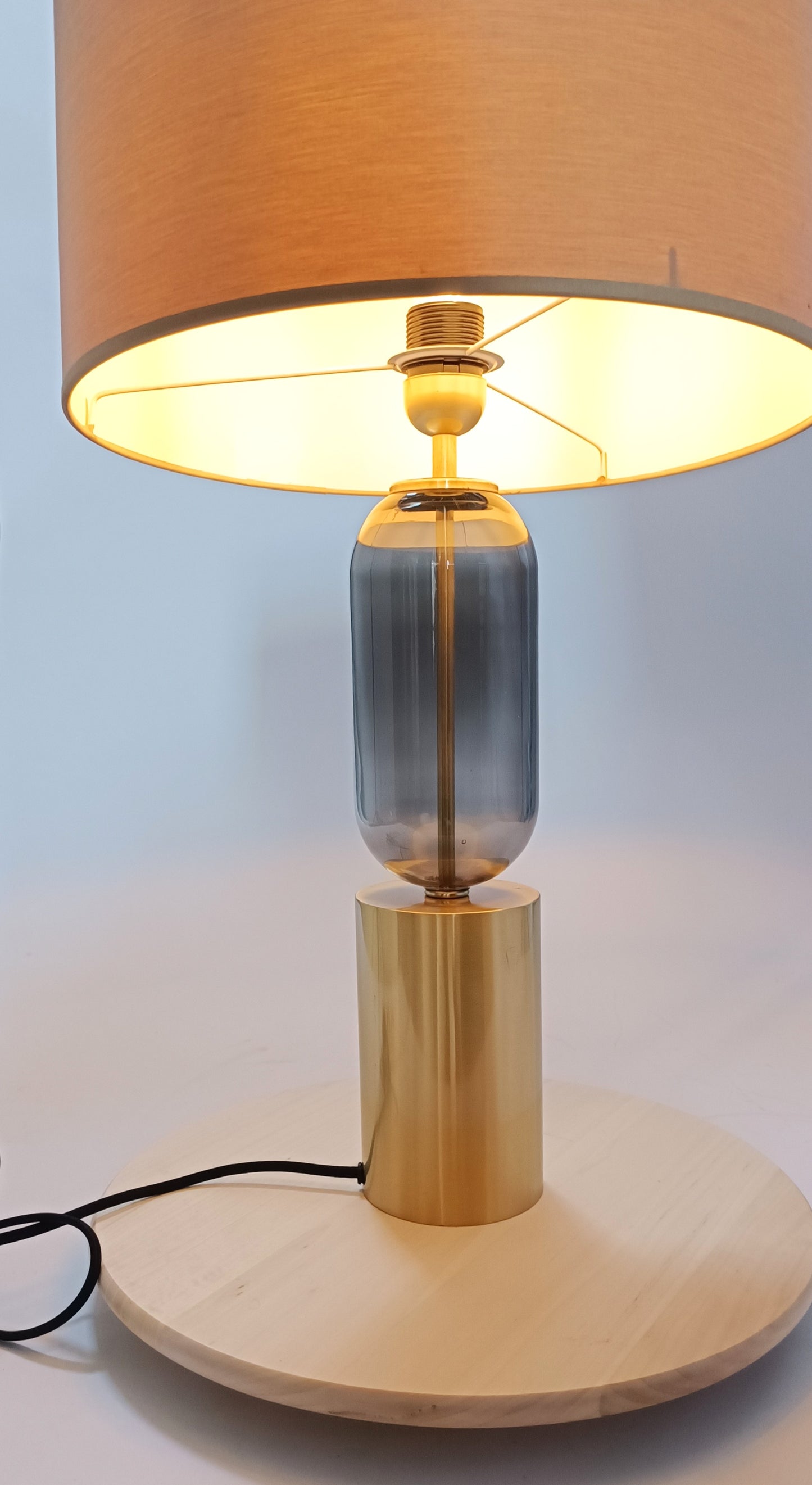 Base de lámpara en metal dorado y cristal gris.