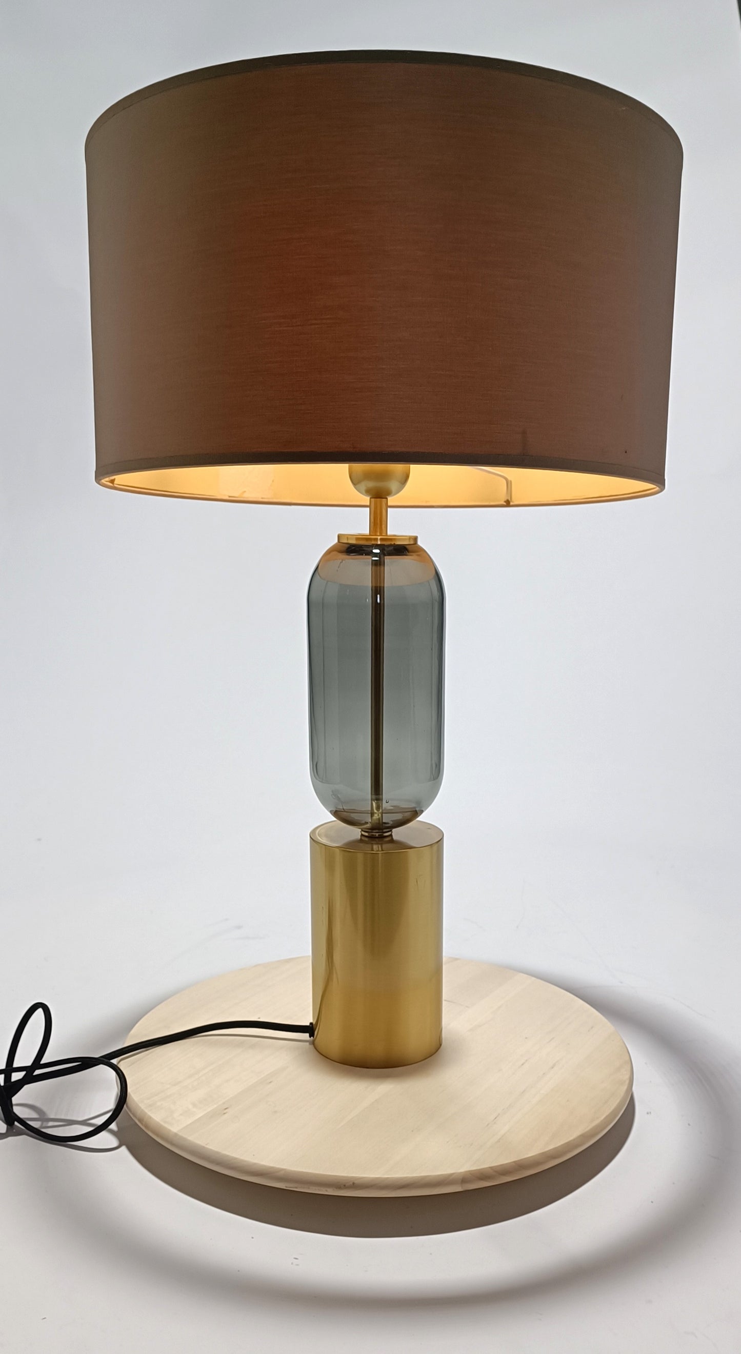 Base de lámpara en metal dorado y cristal gris.