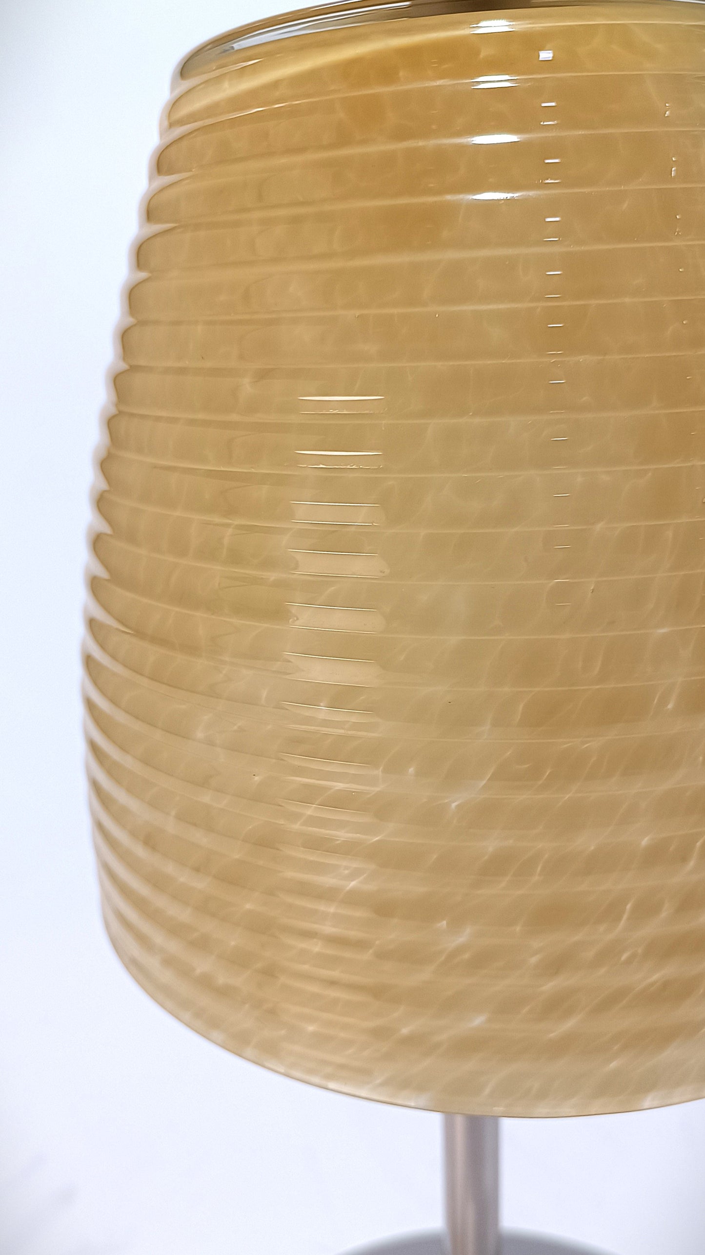 Lámpara de mesa con pantalla de cristal.