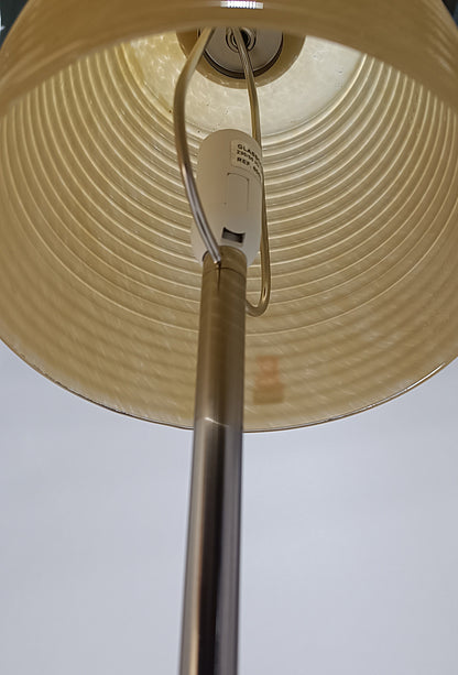 Lámpara de mesa con pantalla de cristal.