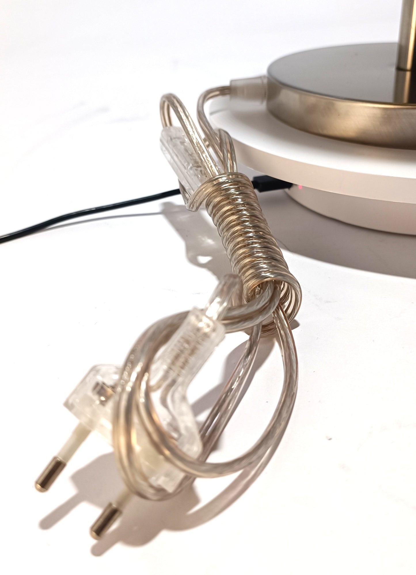 Lámpara de mesa con pantalla de cristal.