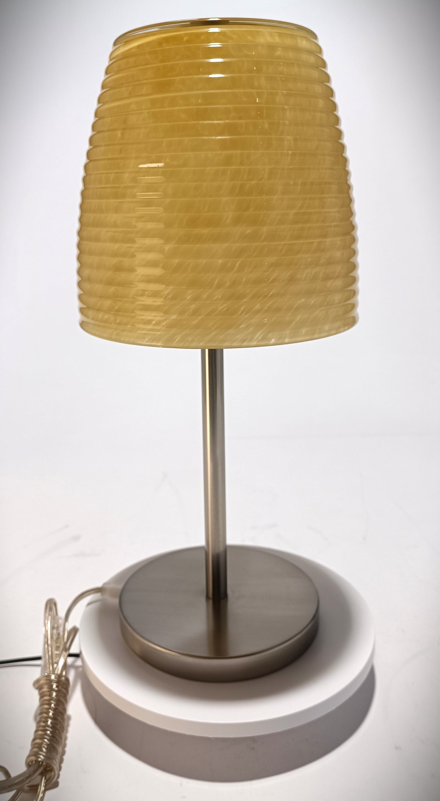 Lámpara de mesa con pantalla de cristal.