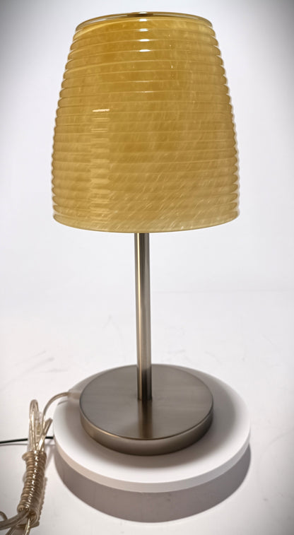 Lámpara de mesa con pantalla de cristal.