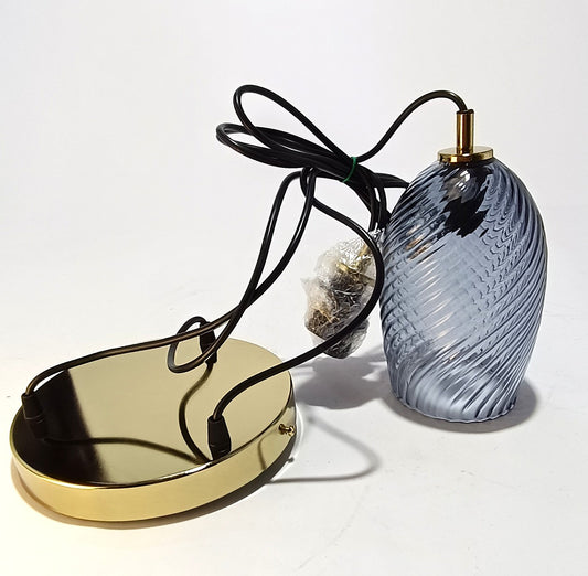 Lámpara colgante con 3 cúpulas de cristal y acabado metálico dorado