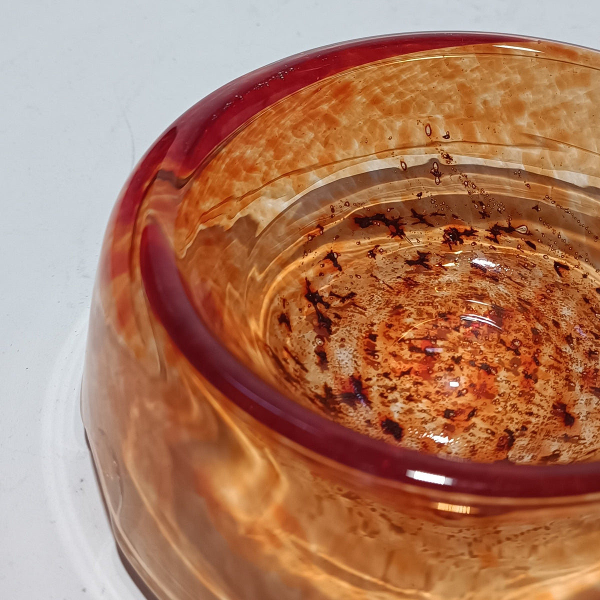 Taça reversível em vidro âmbar invertida como base decorativa