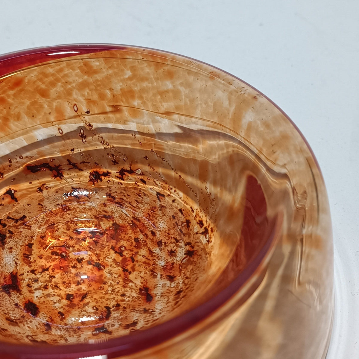 Taça pequena em vidro âmbar, vista lateral