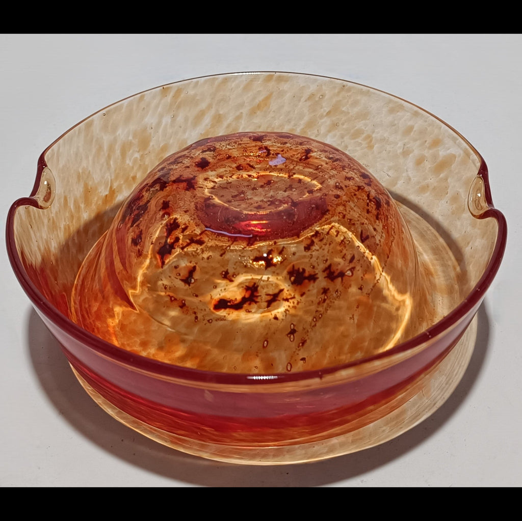 Taça decorativa em vidro âmbar sobre fundo neutro