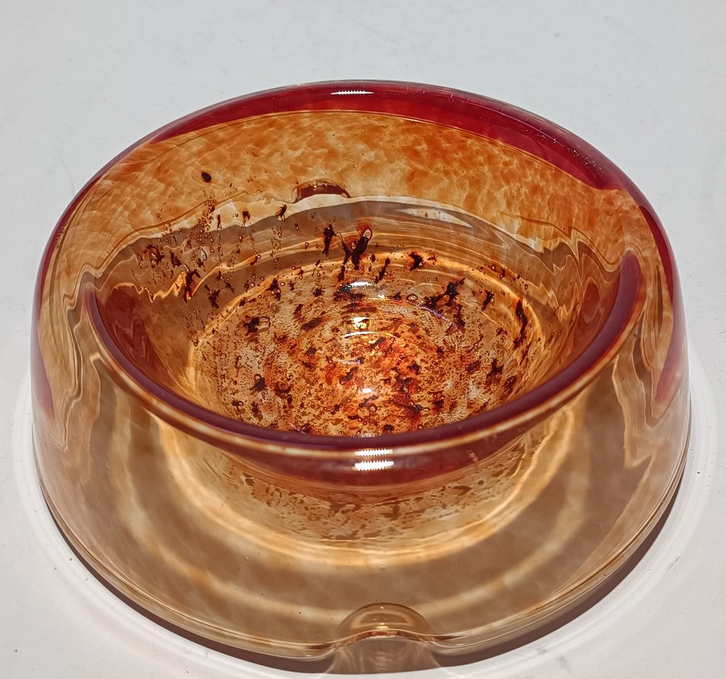Interior da taça em vidro âmbar com marcas decorativas