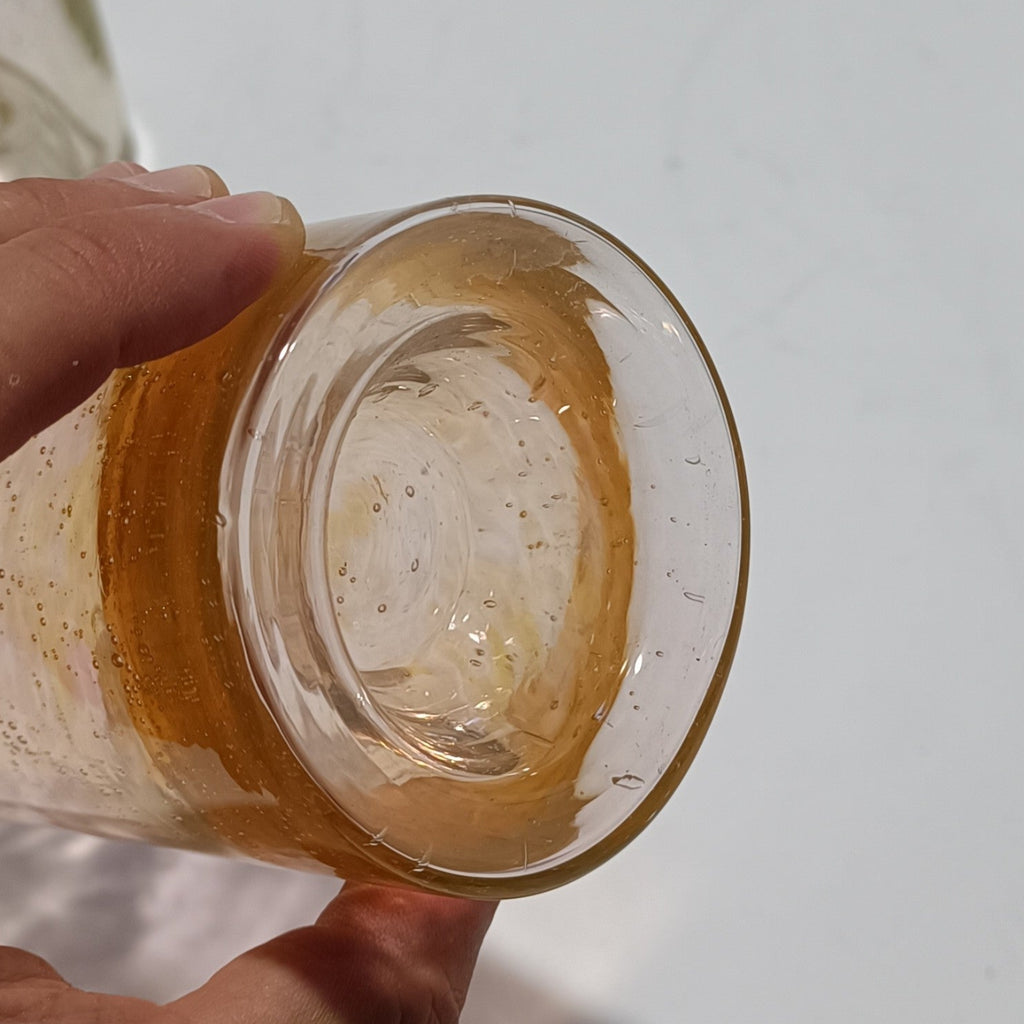 Garrafa em vidro mel com medalhão, detalhe do gargalo