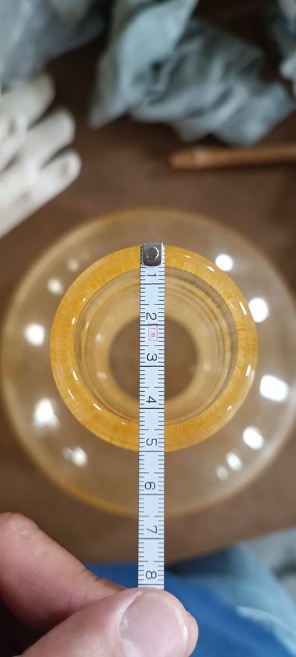 Jarrón ondulado ámbar de vidrio soplado