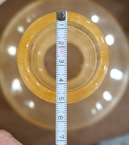 Jarrón ondulado ámbar de vidrio soplado