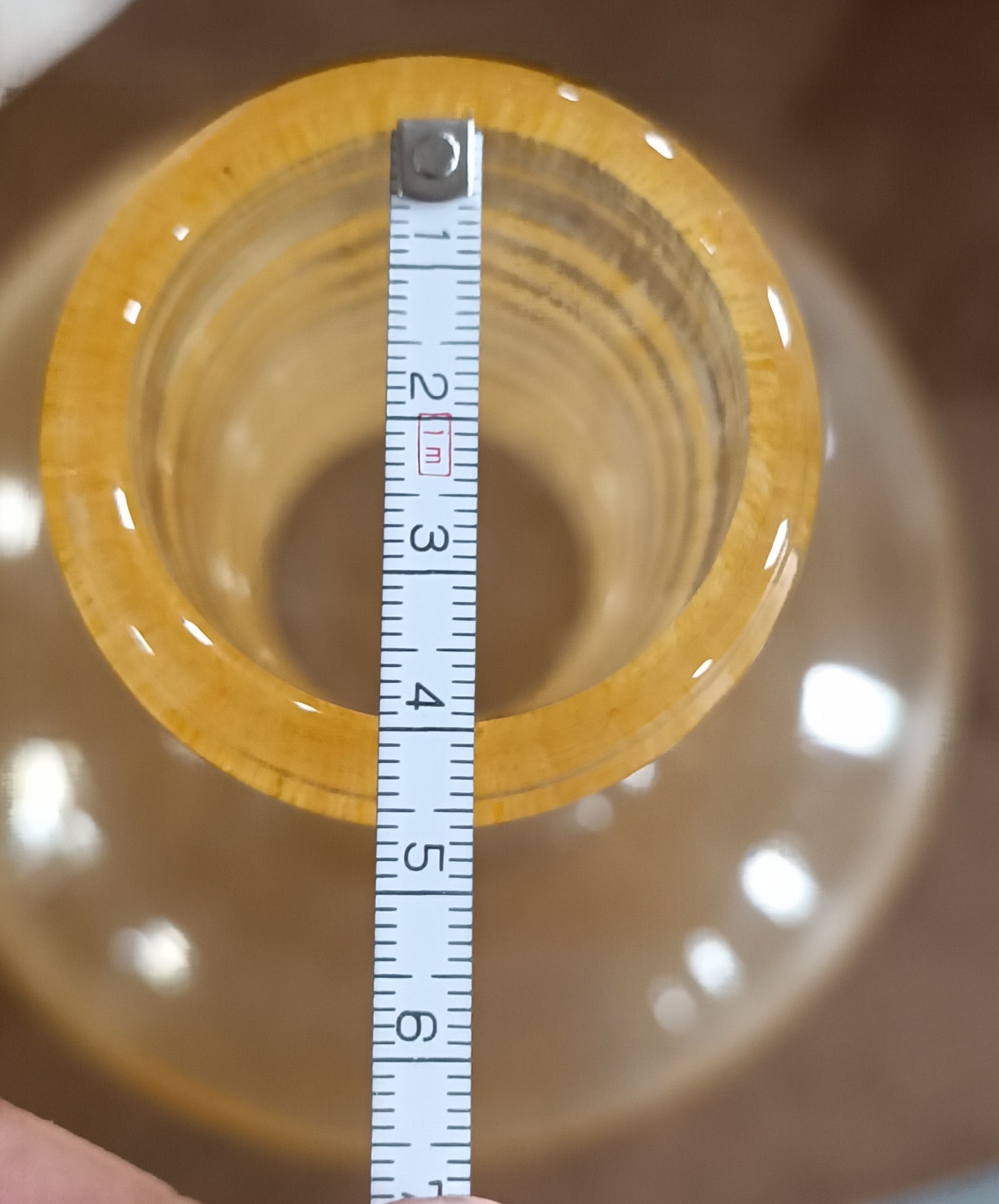 Jarrón ondulado ámbar de vidrio soplado