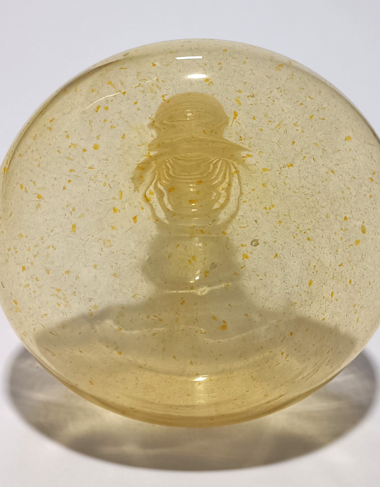 Jarrón ondulado ámbar de vidrio soplado