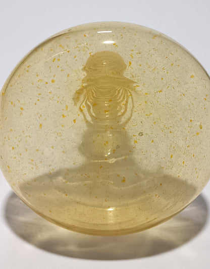 Jarrón ondulado ámbar de vidrio soplado