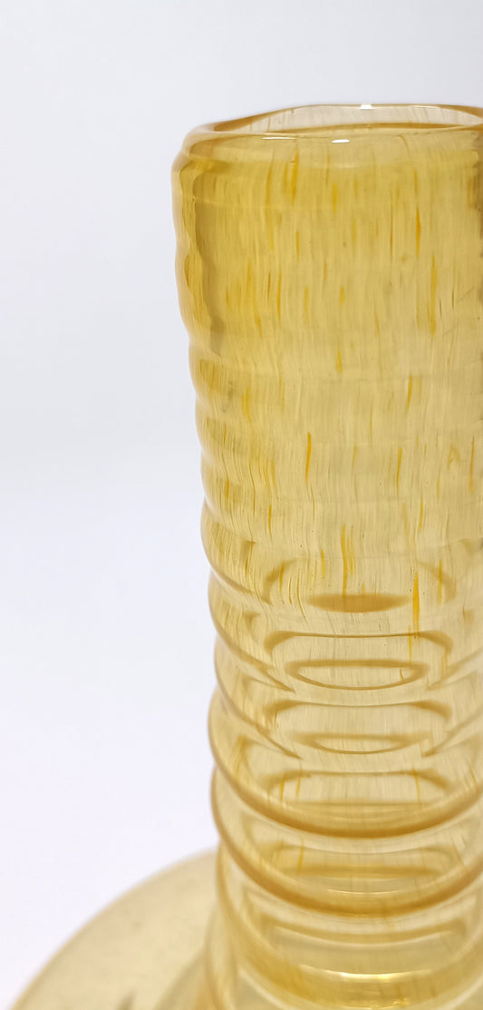 Jarrón ondulado ámbar de vidrio soplado