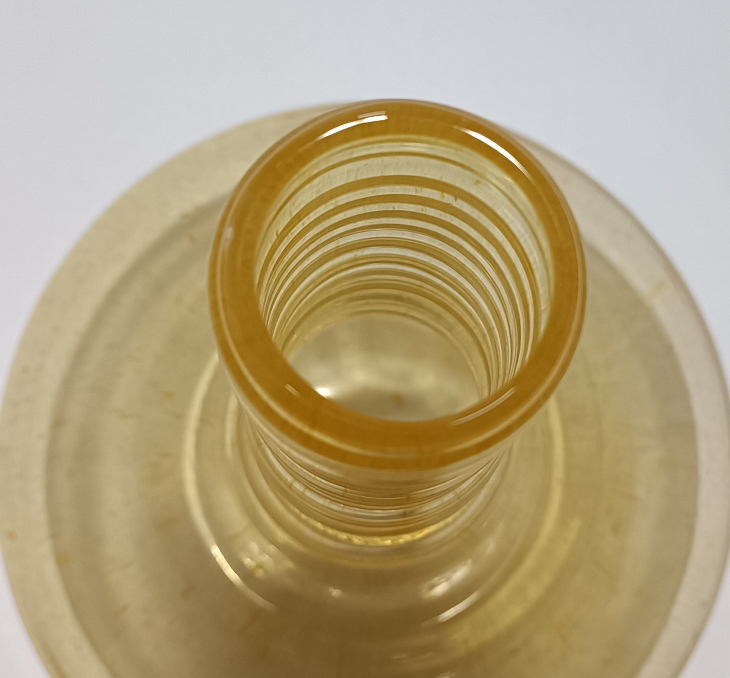 Jarrón ondulado ámbar de vidrio soplado