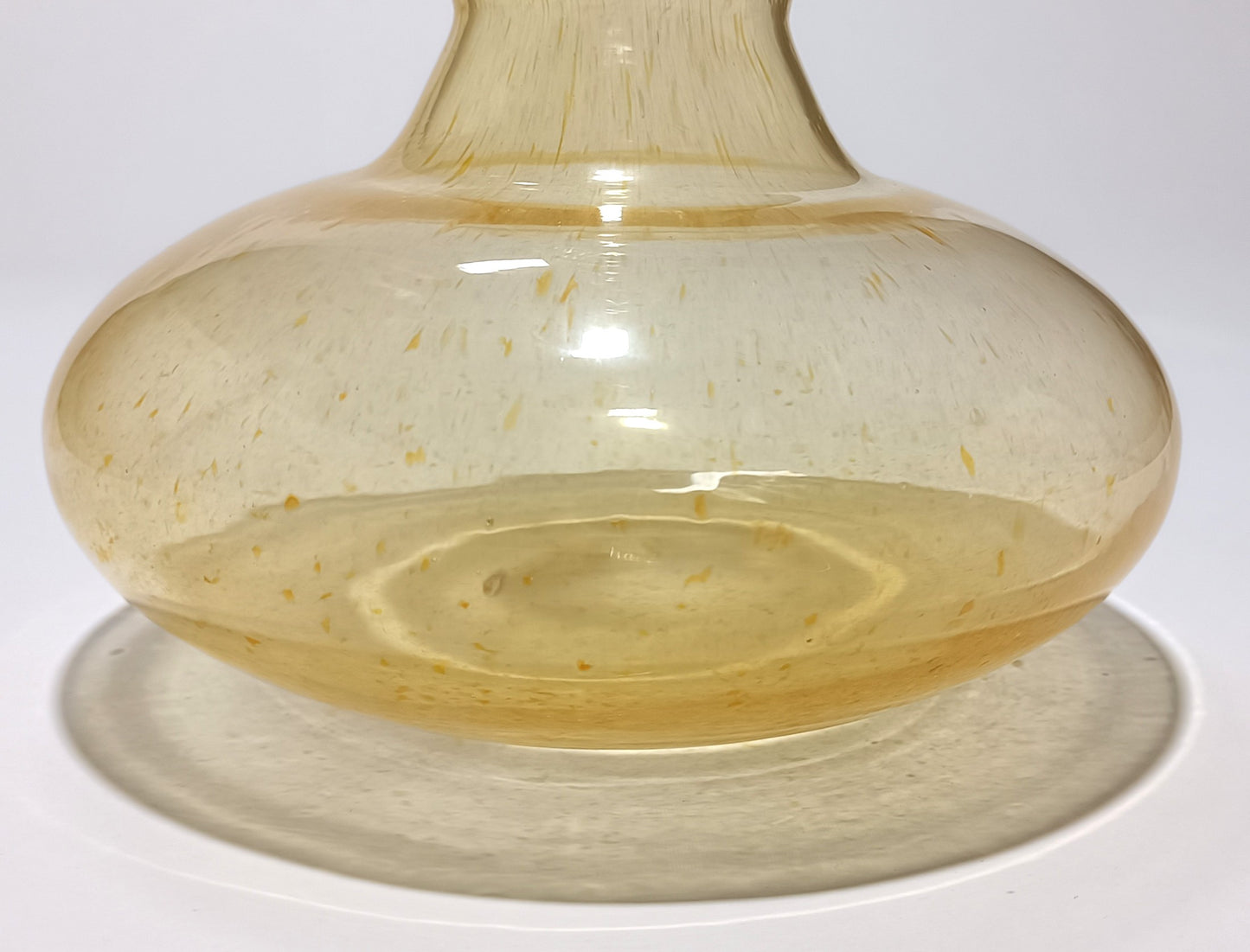 Jarrón ondulado ámbar de vidrio soplado