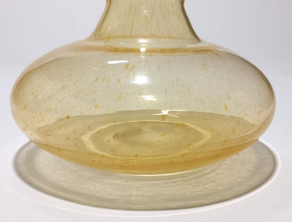 Jarrón ondulado ámbar de vidrio soplado