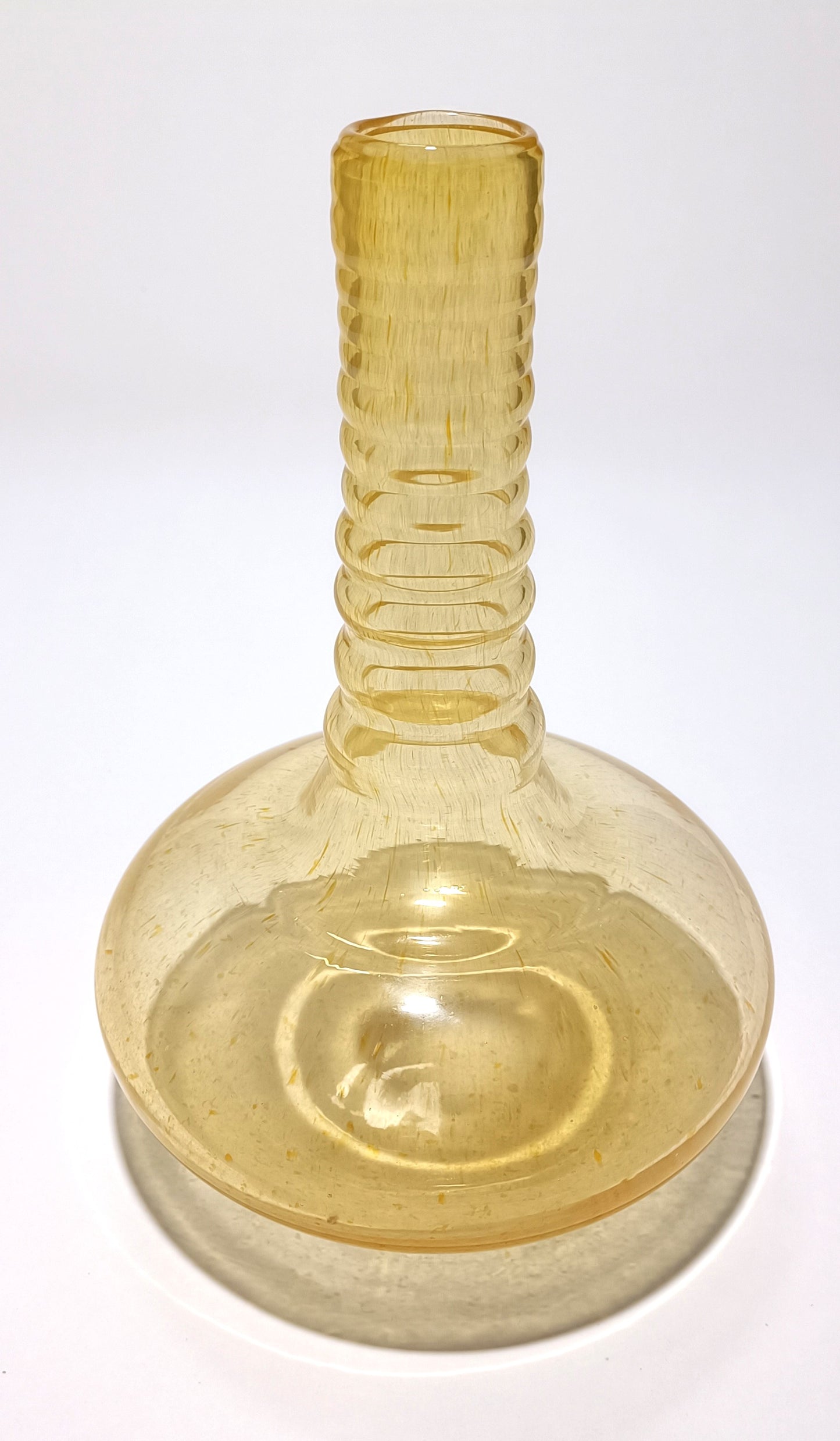 Jarrón ondulado ámbar de vidrio soplado
