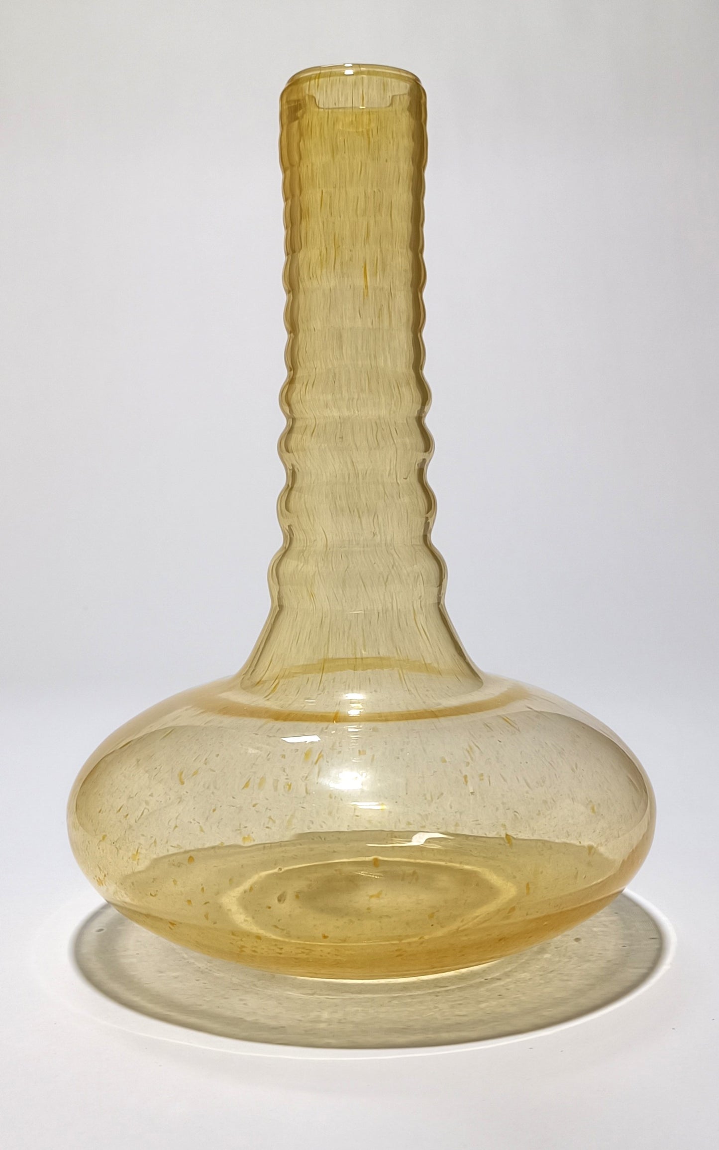 Jarrón ondulado ámbar de vidrio soplado