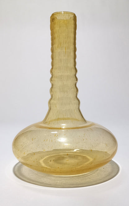 Jarrón ondulado ámbar de vidrio soplado