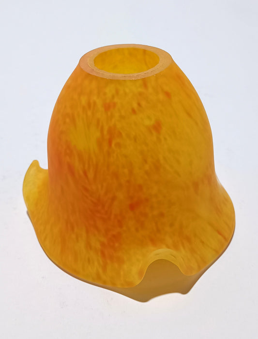 Tulipán mediano de color naranja con semillas verdes y tallo corto.