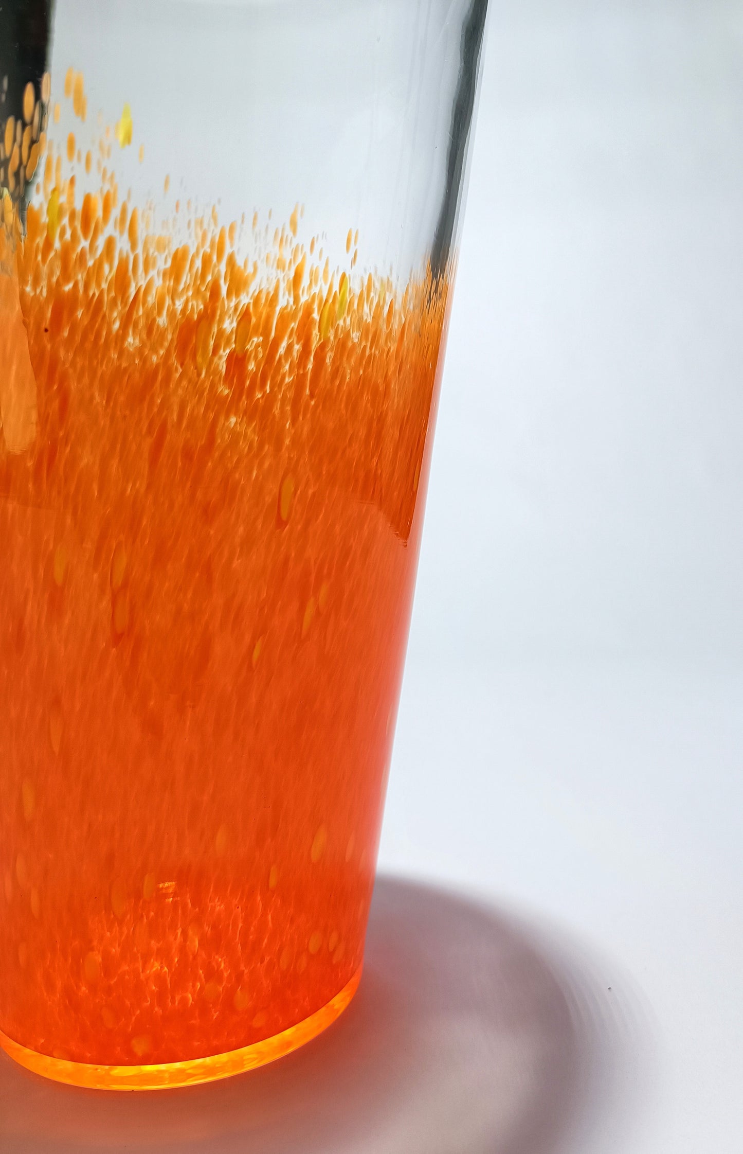 Jarrón de vidrio con base de veta naranja