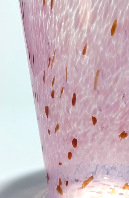 Jarrón de cristal rosa con vetas rosas