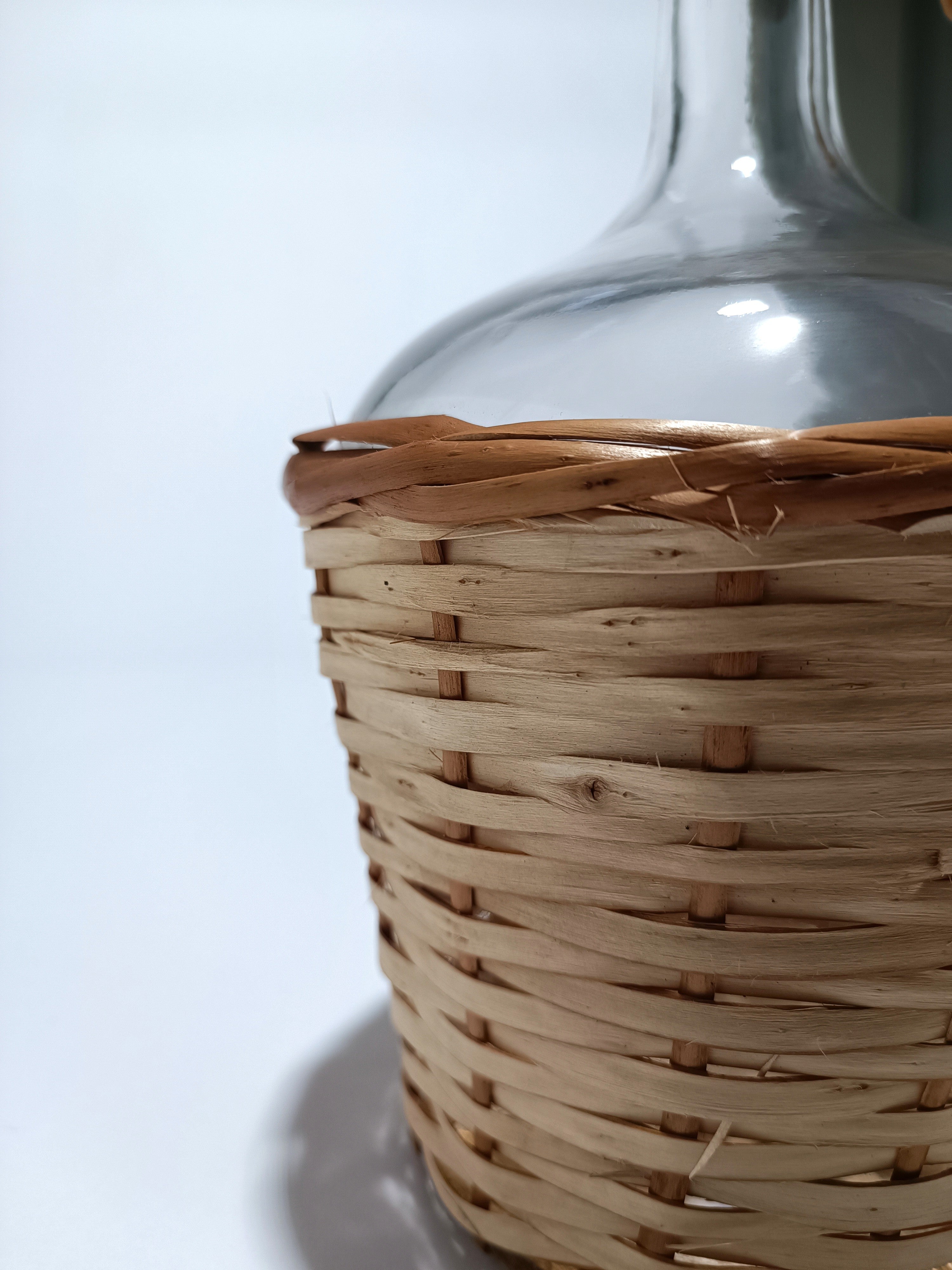 Garrafão de vidro de 2 litros com alça e forrado de vime