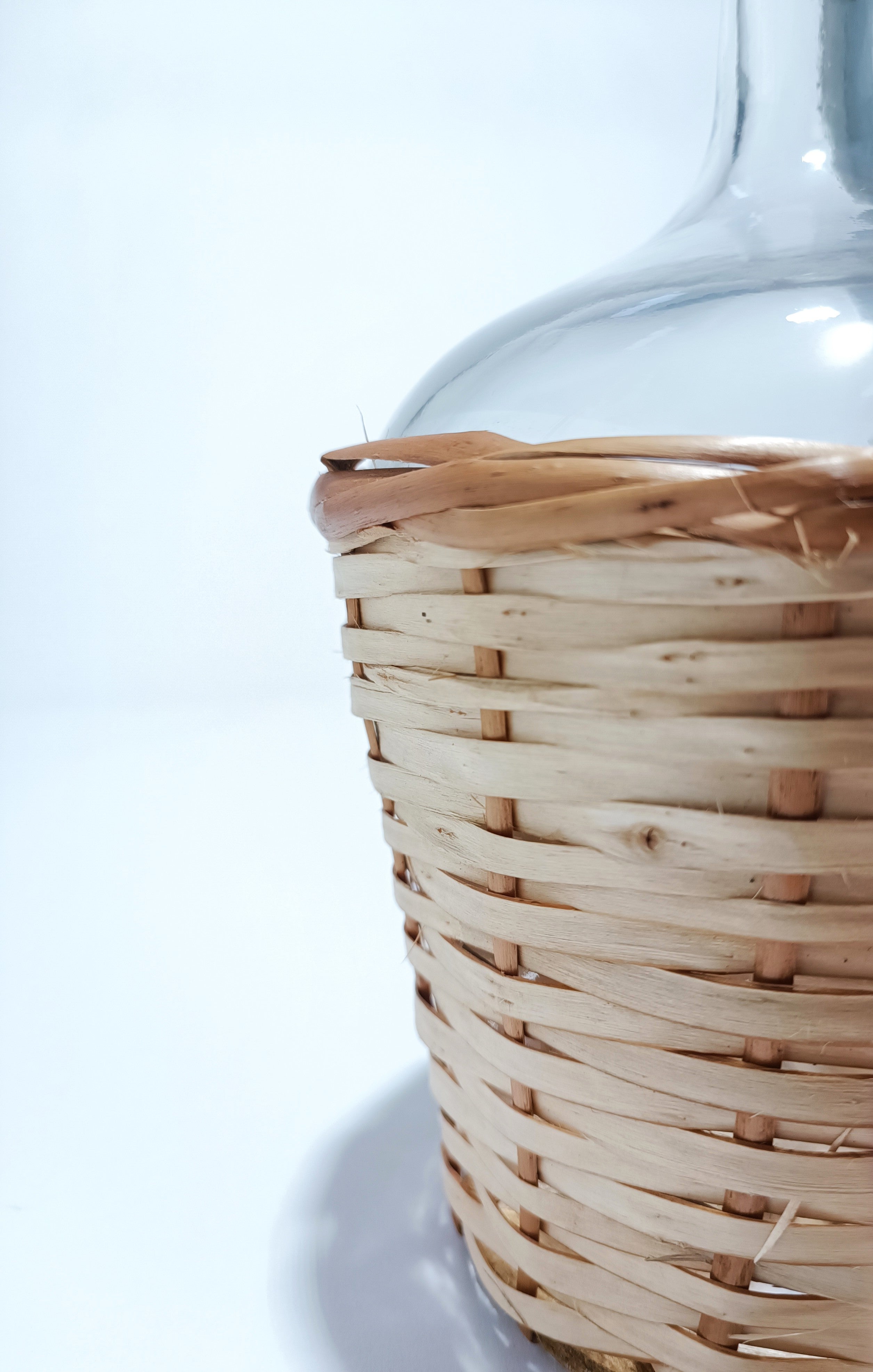 Garrafão de vidro de 2 litros com alça e forrado de vime