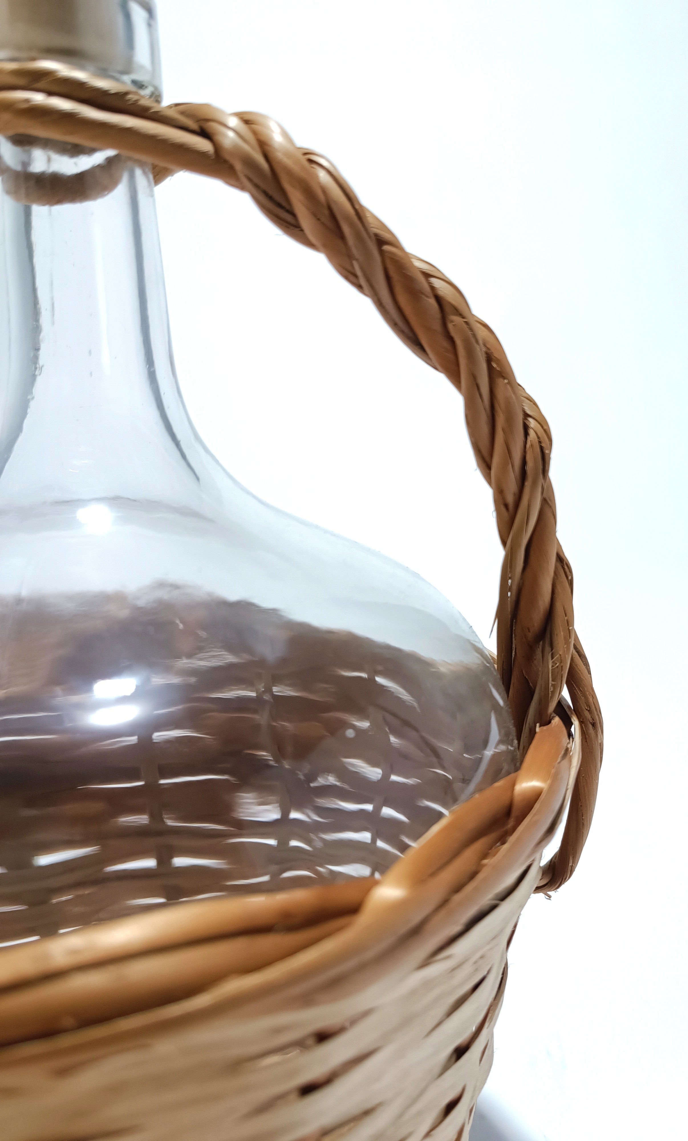 Garrafão de vidro de 2 litros com alça e forrado de vime