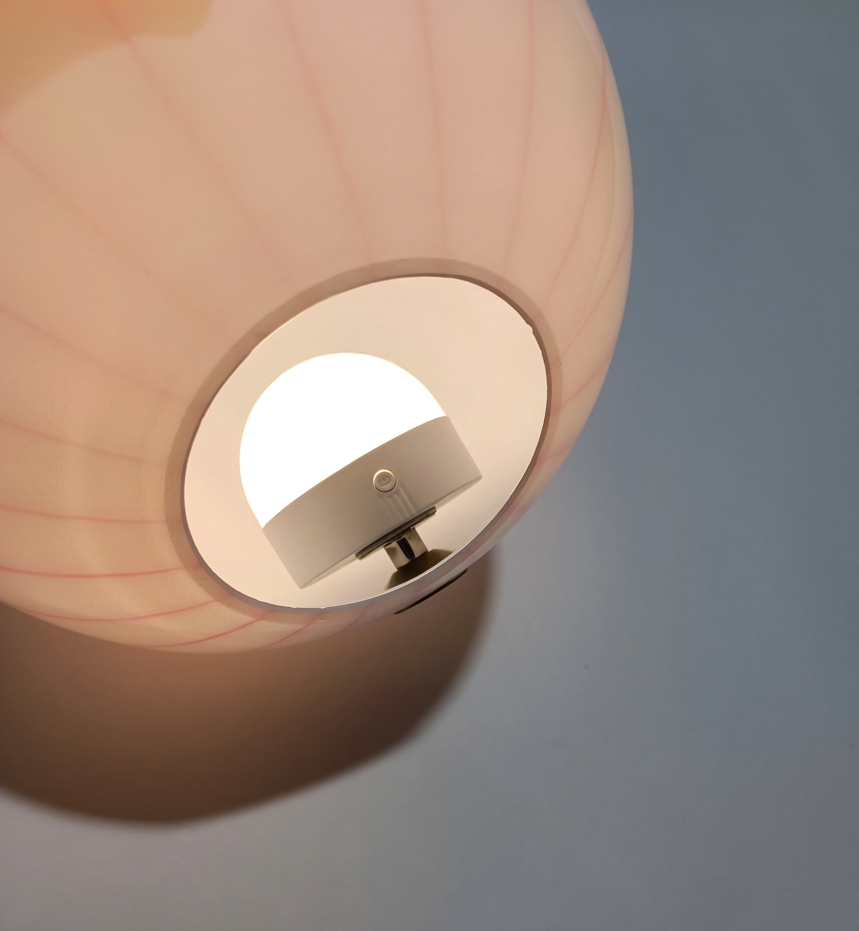 Candeeiro de Mesa Sem Fios em Vidro Opalino com Riscas Azuis — Ø 25 cm