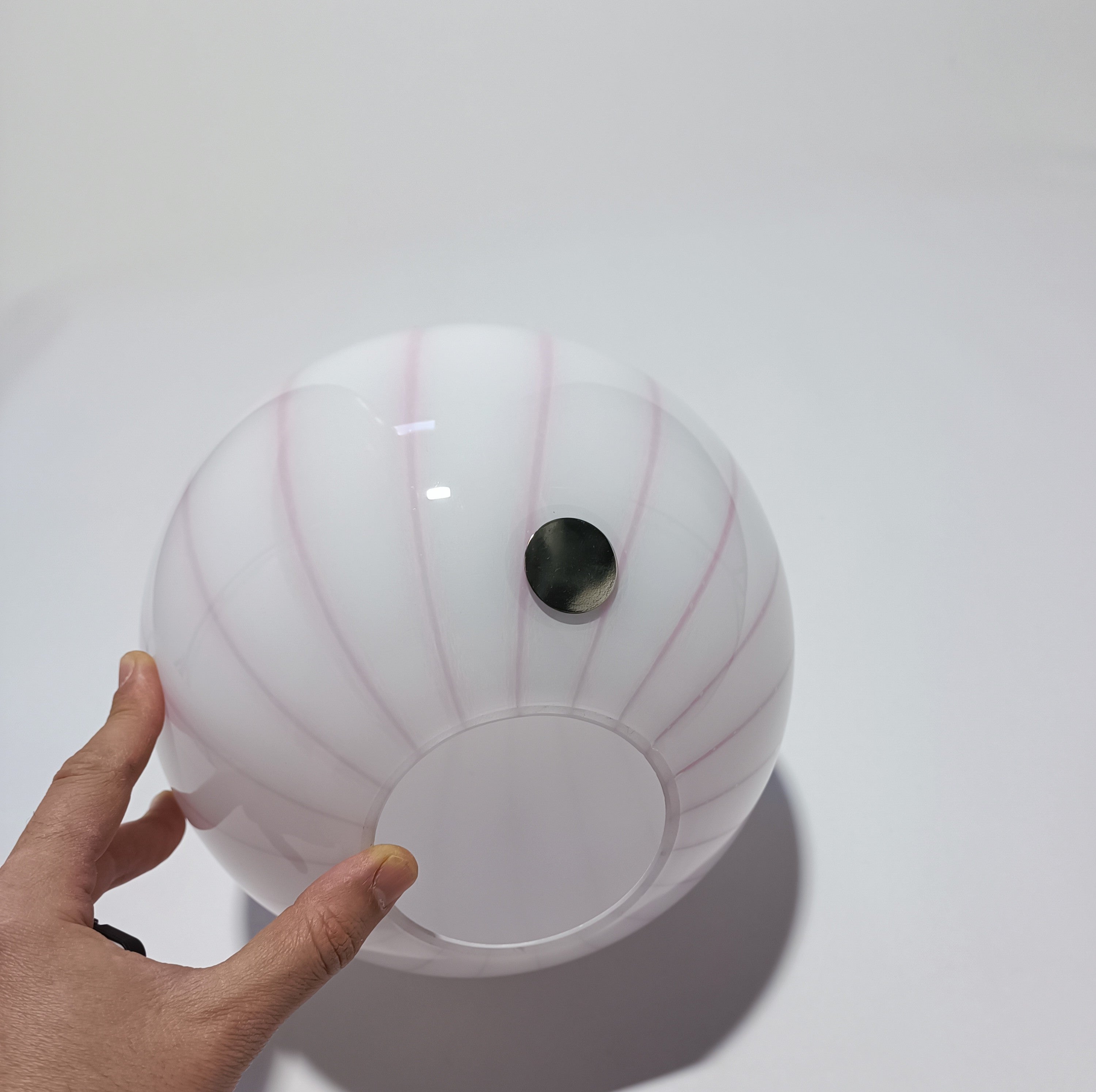 Candeeiro de Mesa Sem Fios em Vidro Opalino com Riscas Azuis — Ø 25 cm