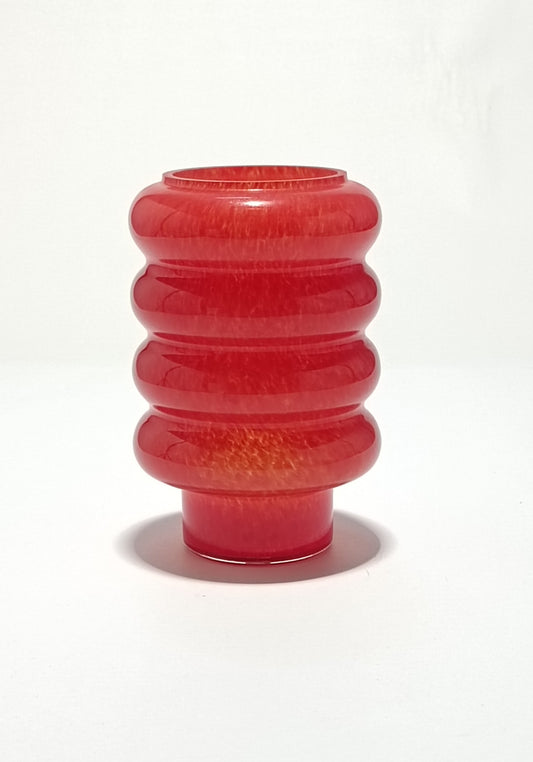 Vidrio perforado para suspensión de techo en cristal rojo ondulado.