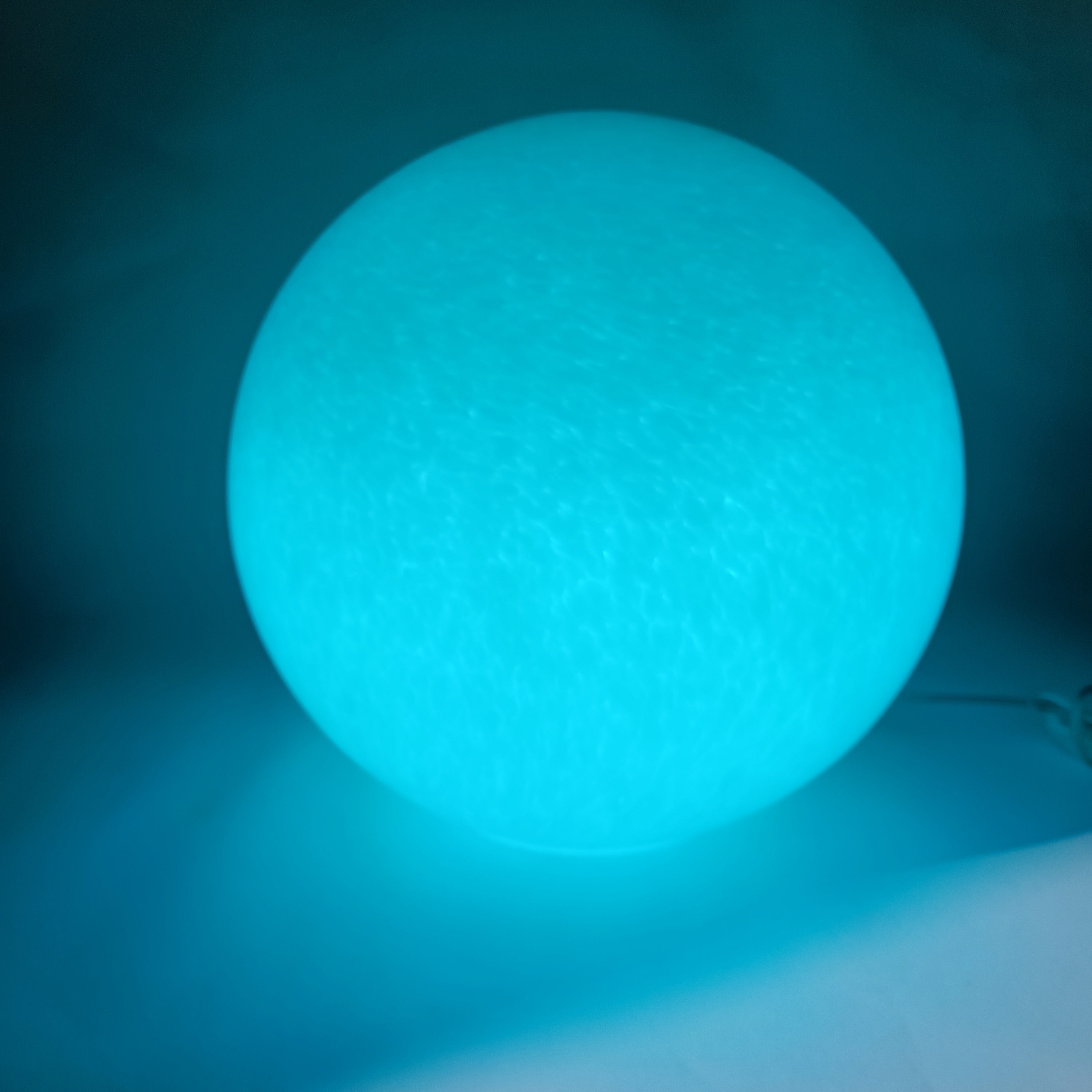Globo de cristal opalino de 35 cm, con bombilla RGB incluida.