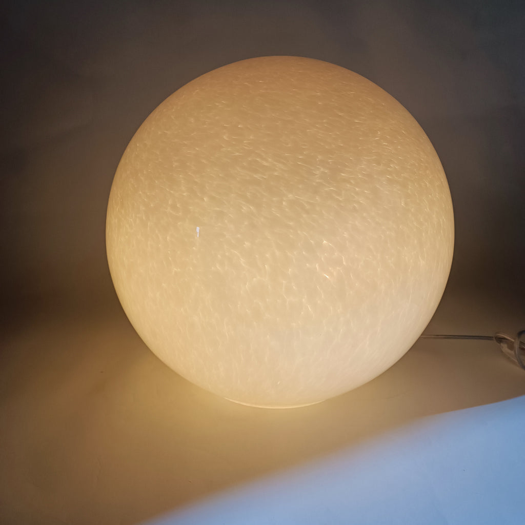 Globo de cristal opalino de 35 cm, con bombilla RGB incluida.