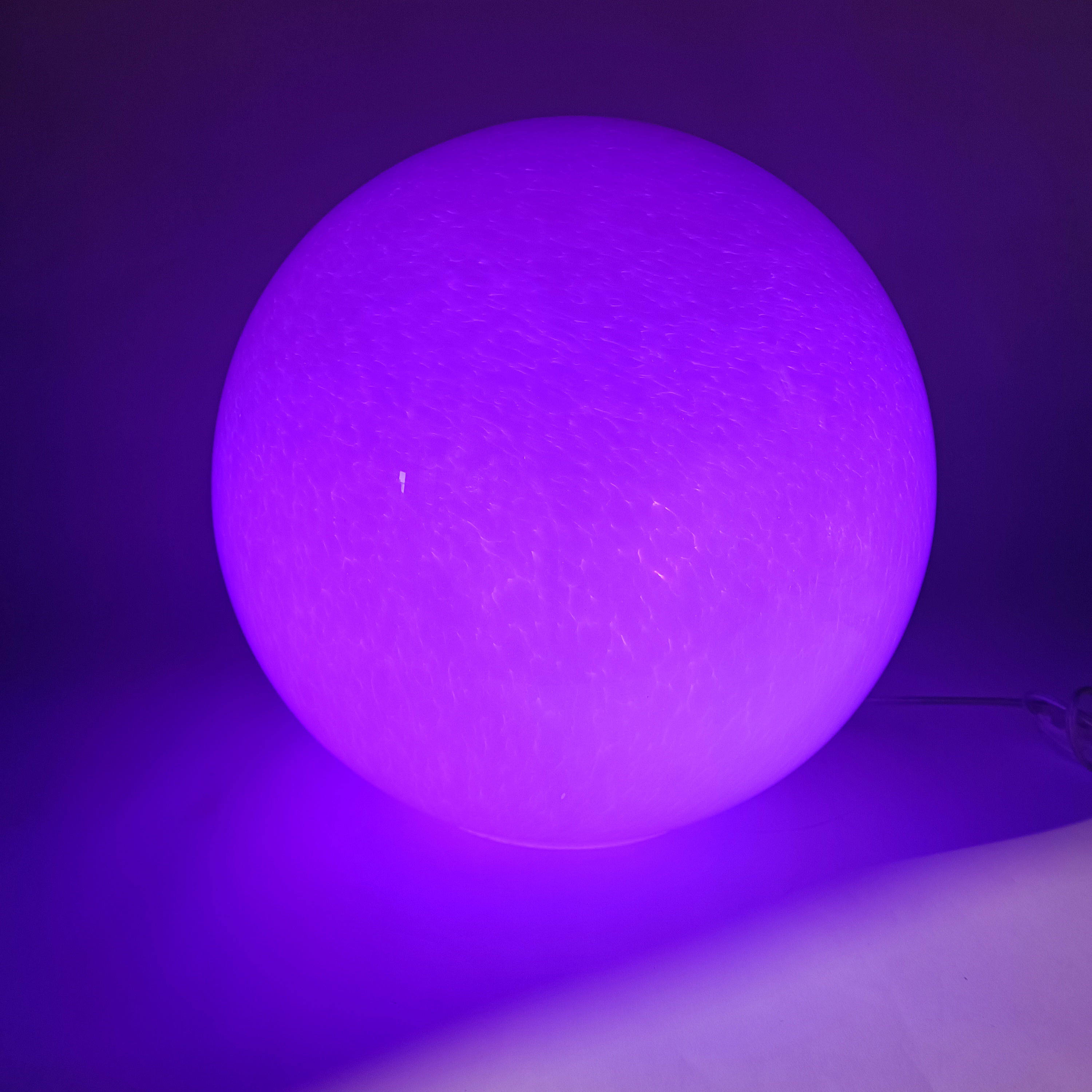 Globo de cristal opalino de 35 cm, con bombilla RGB incluida.
