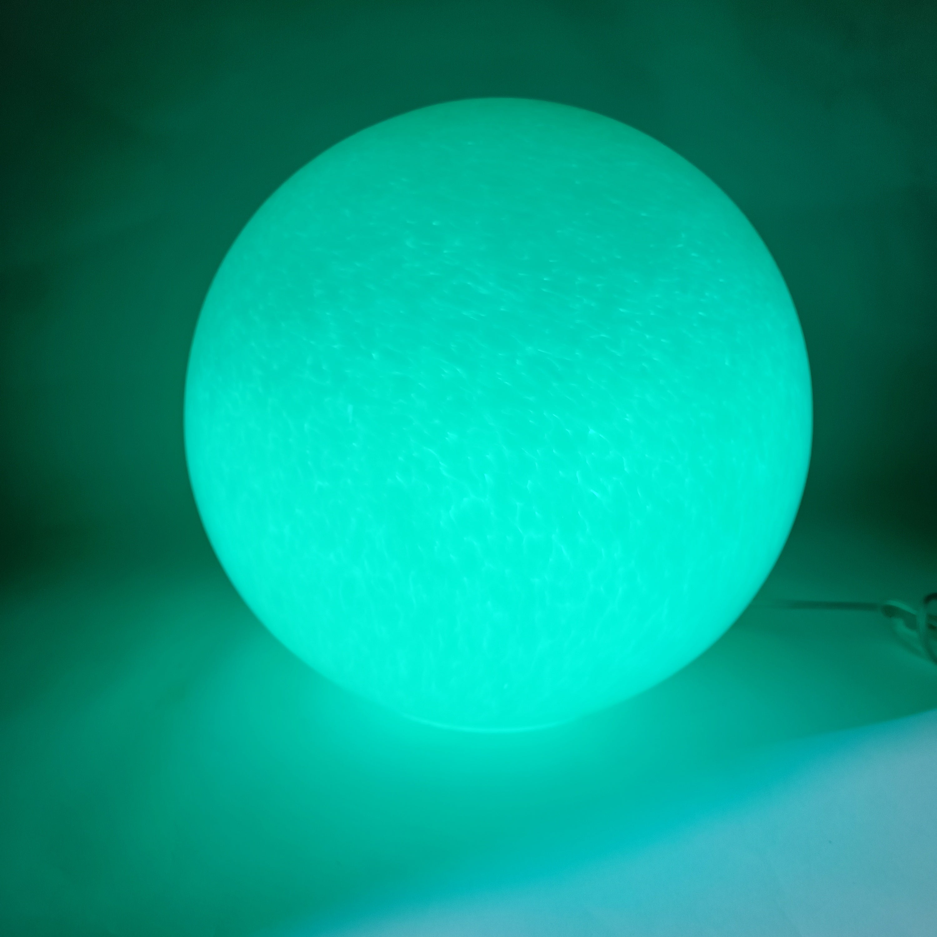 Globo de cristal opalino de 35 cm, con bombilla RGB incluida.