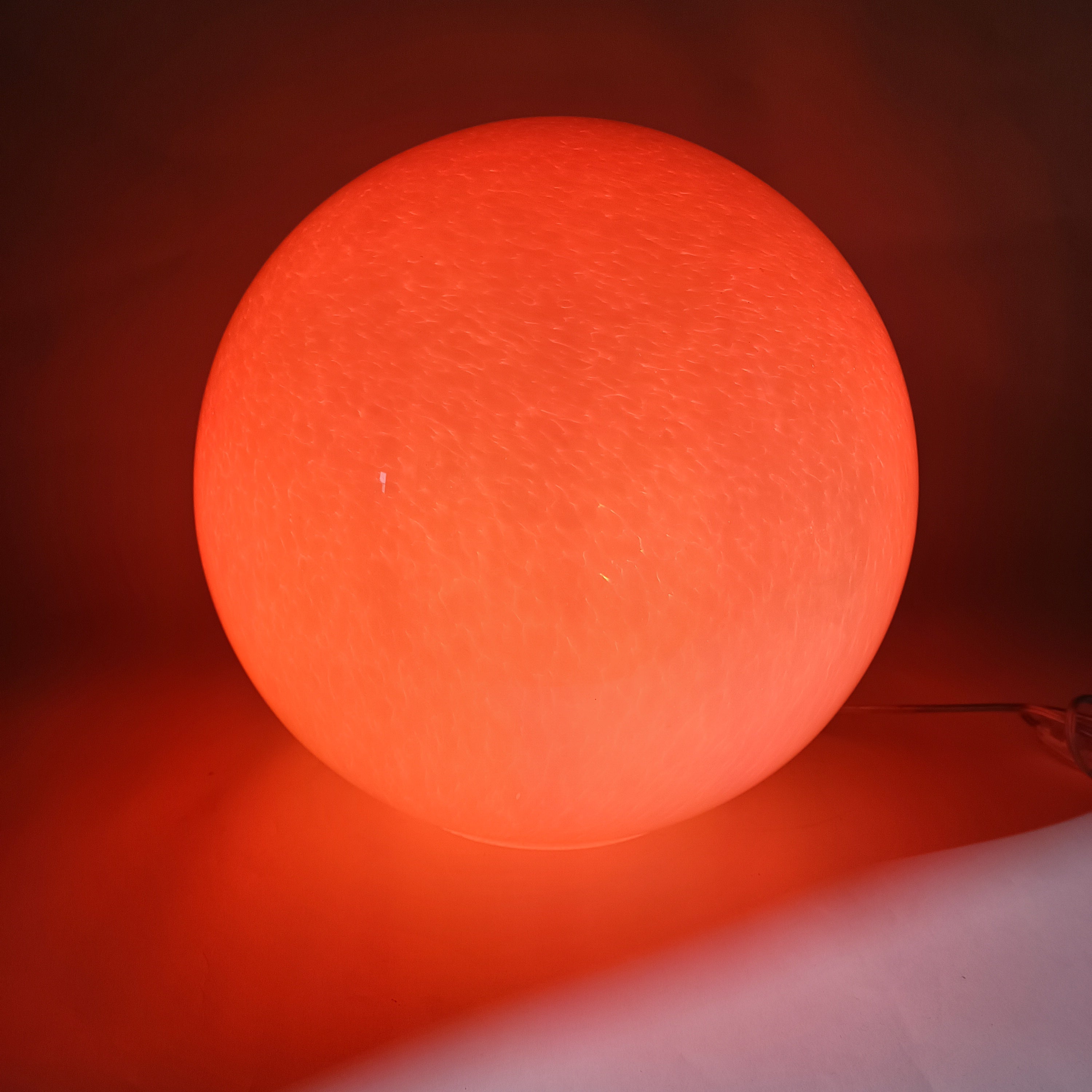 Globo de cristal opalino de 35 cm, con bombilla RGB incluida.