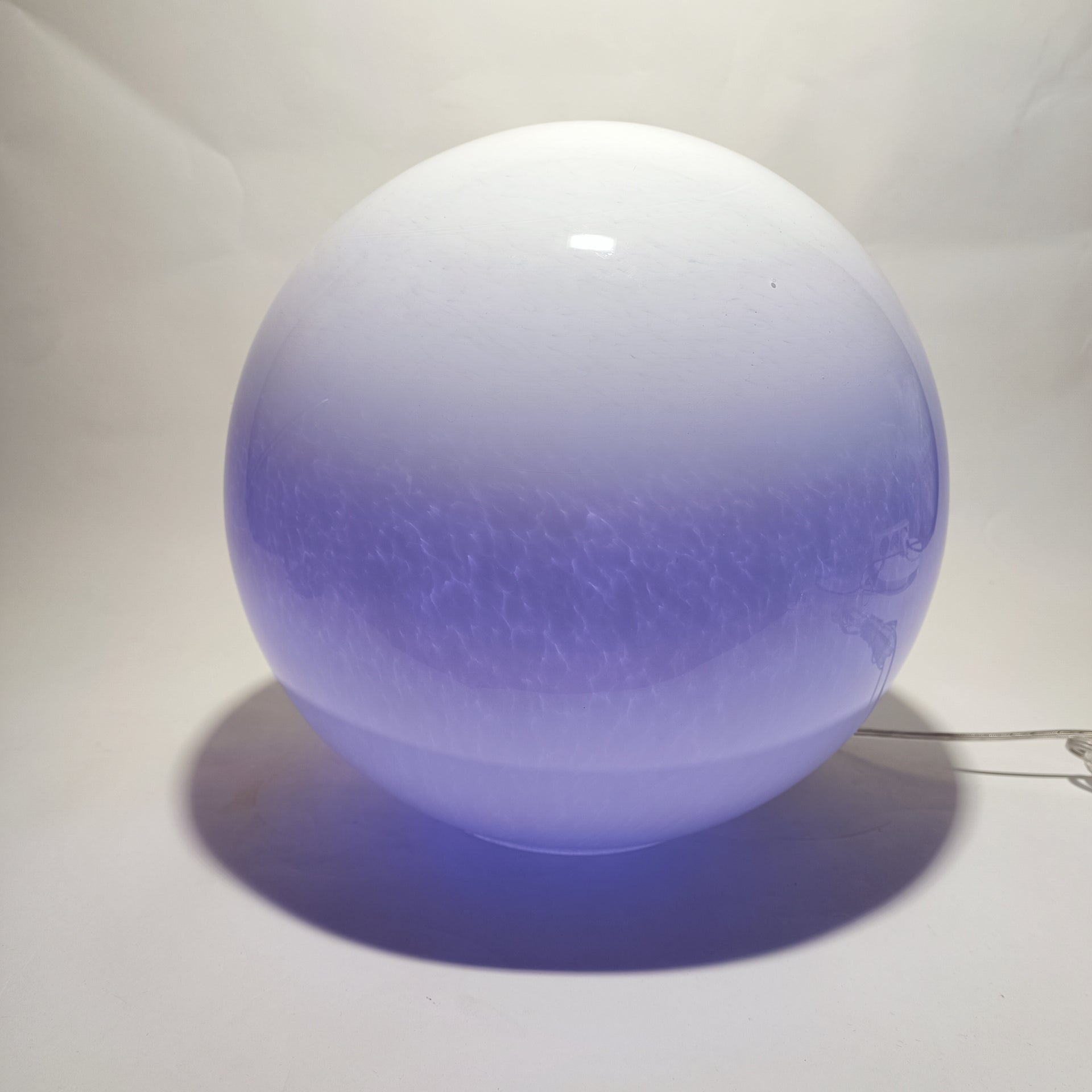 Globe en verre opale, 35 cm, avec ampoule RGB incluse.