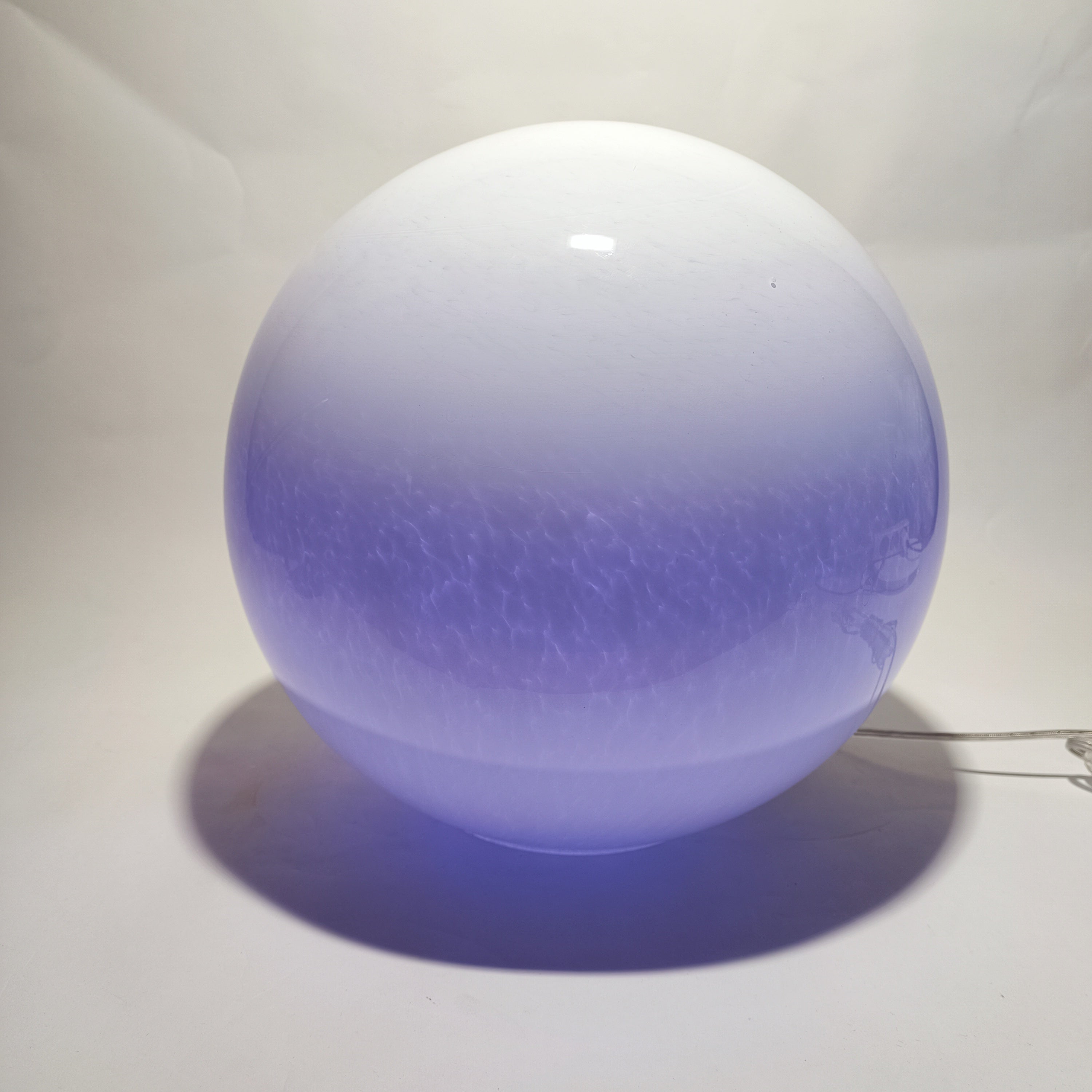 Globo de cristal opalino de 35 cm, con bombilla RGB incluida.