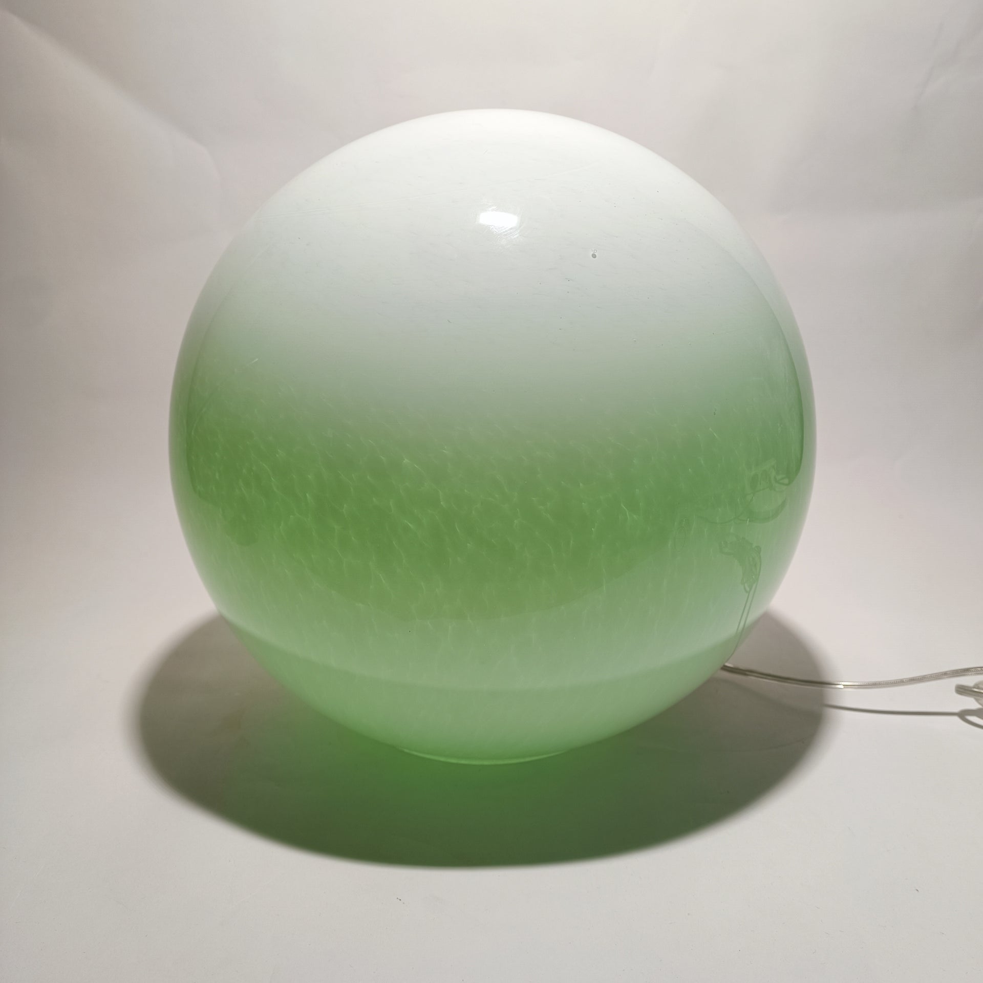 Globe en verre opale, 35 cm, avec ampoule RGB incluse.